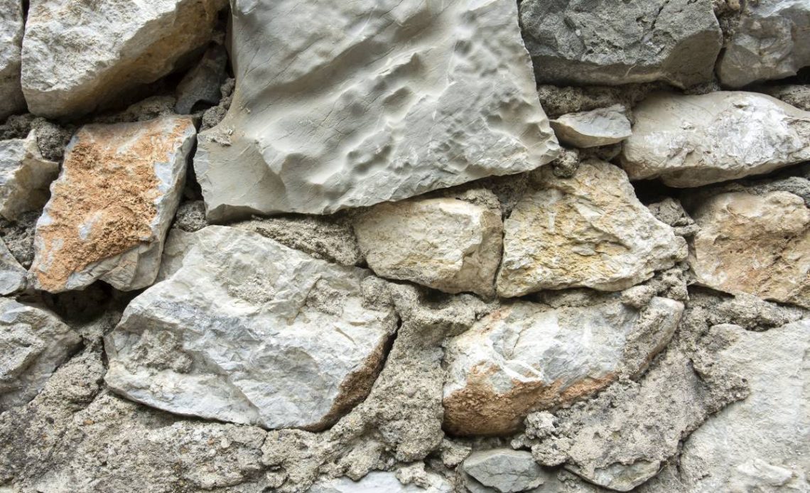 fundament z kamienia