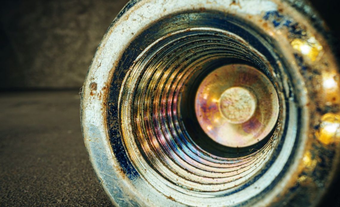 zerwany gwiny w metalowej rurze