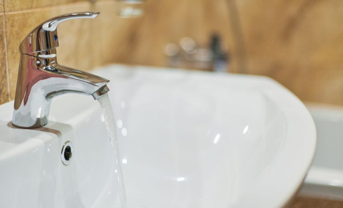 Odbarwienia na baterii łazienkowej