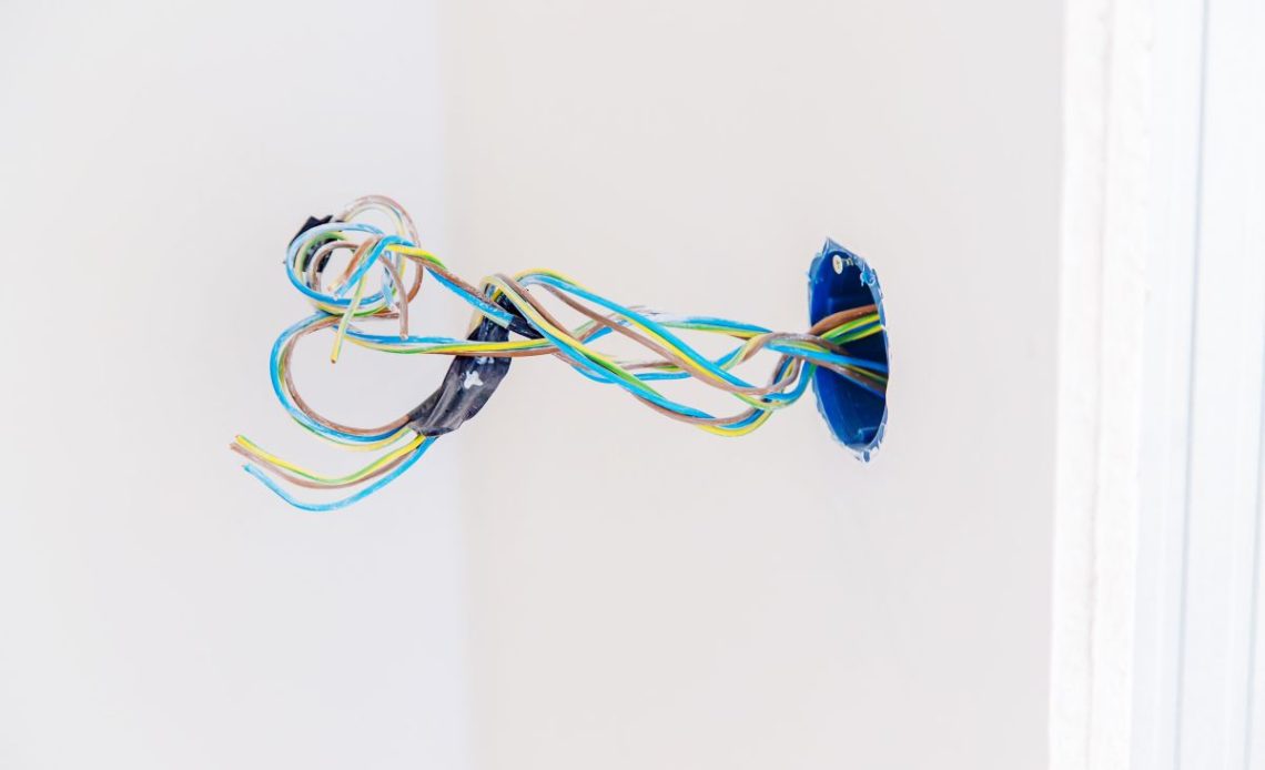 Jak znaleźć kabel w ścianie